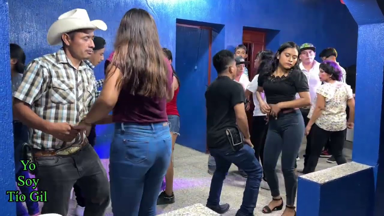 Llego la cumbia este de negro si le gusta moverse 😱 y la chava no se diga