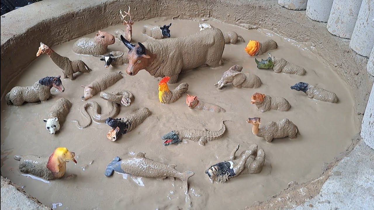 Animais de Plástico Presos na Lama Cachorro Galo Leão Cavalo Urso Panda Vaca Urso Pardo Raposa