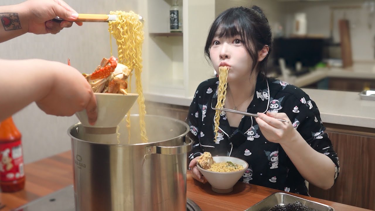 꽃게배에서 먹는다는 꽃게 듬뿍 라면을 끓여줬더니...인생라면이라는 아내