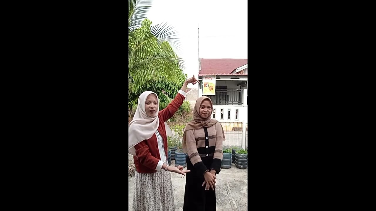 Tugas Bahasa Inggris “Describing a close friend.”. I'm Nailam Sari