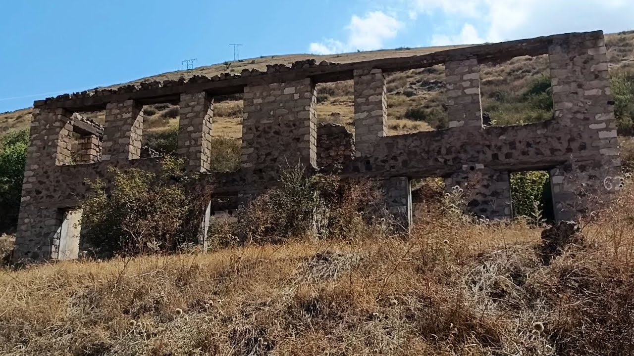 Laçın, Mirik, Əmirov Etibarın mülkü. Sazda Səyyaf Kəlbəcərli