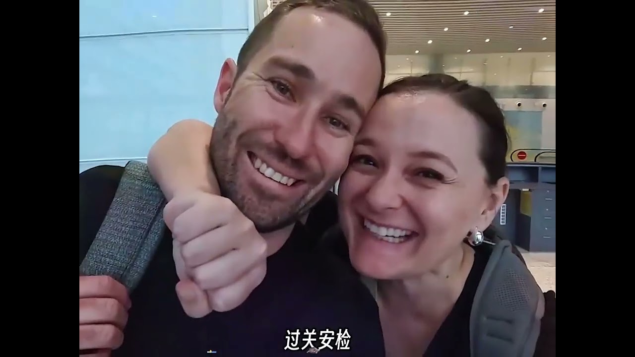 新西兰夫妇换成6种交通工具艰难抵达上海，一出地铁口，整个人都懵了#vlog十亿流量扶持计划 #瓜子二手车 #旅游Vlog #老外在中国 #老外看中国