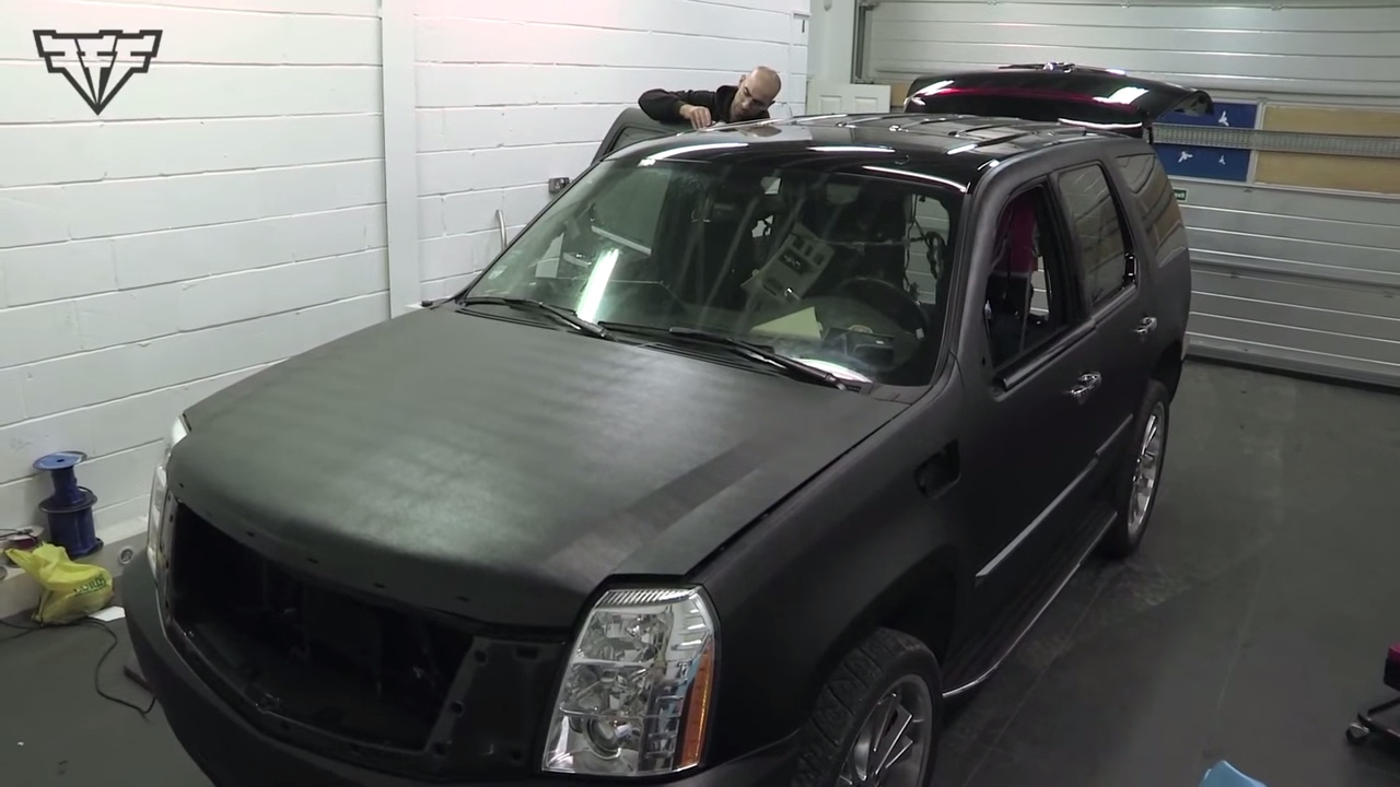 Djibril Cissés Cadilac escalade goes snakeskin