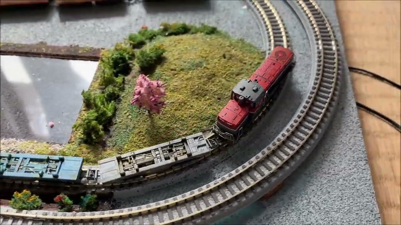 【鉄道模型】【Zゲージ】　 ミニレイアウト走行動画　DE １０＋コキ１０５　フレームライナー　【Z gauge】【spur Z anlage】