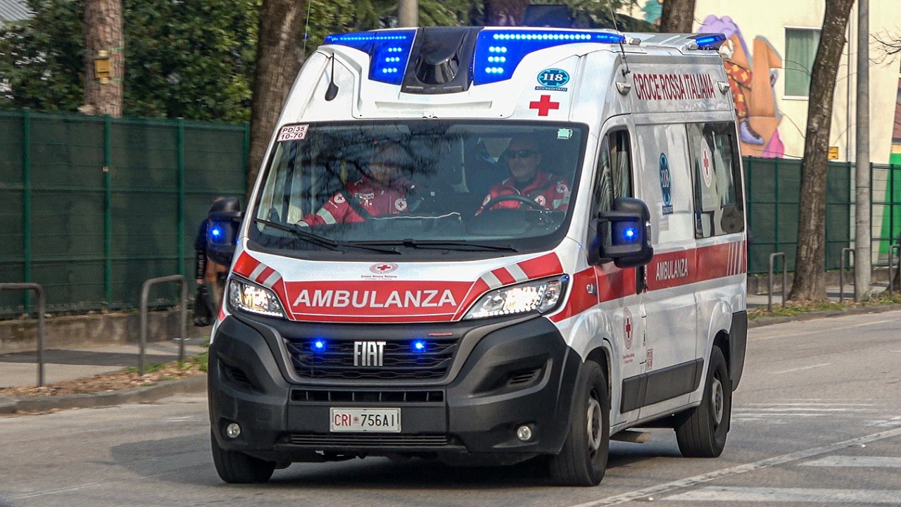 [WAIL] Ambulanza Croce Rossa Padova in emergenza - Red Cross ambulance responding code 3