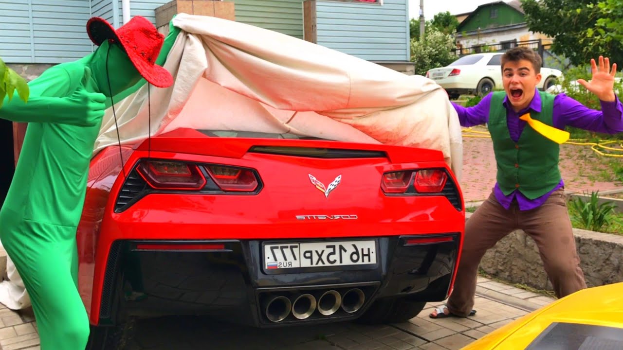 Семья моет свой Chevy Camaro, когда мимо медленно проезжает пожарная машина, создавая комический ...