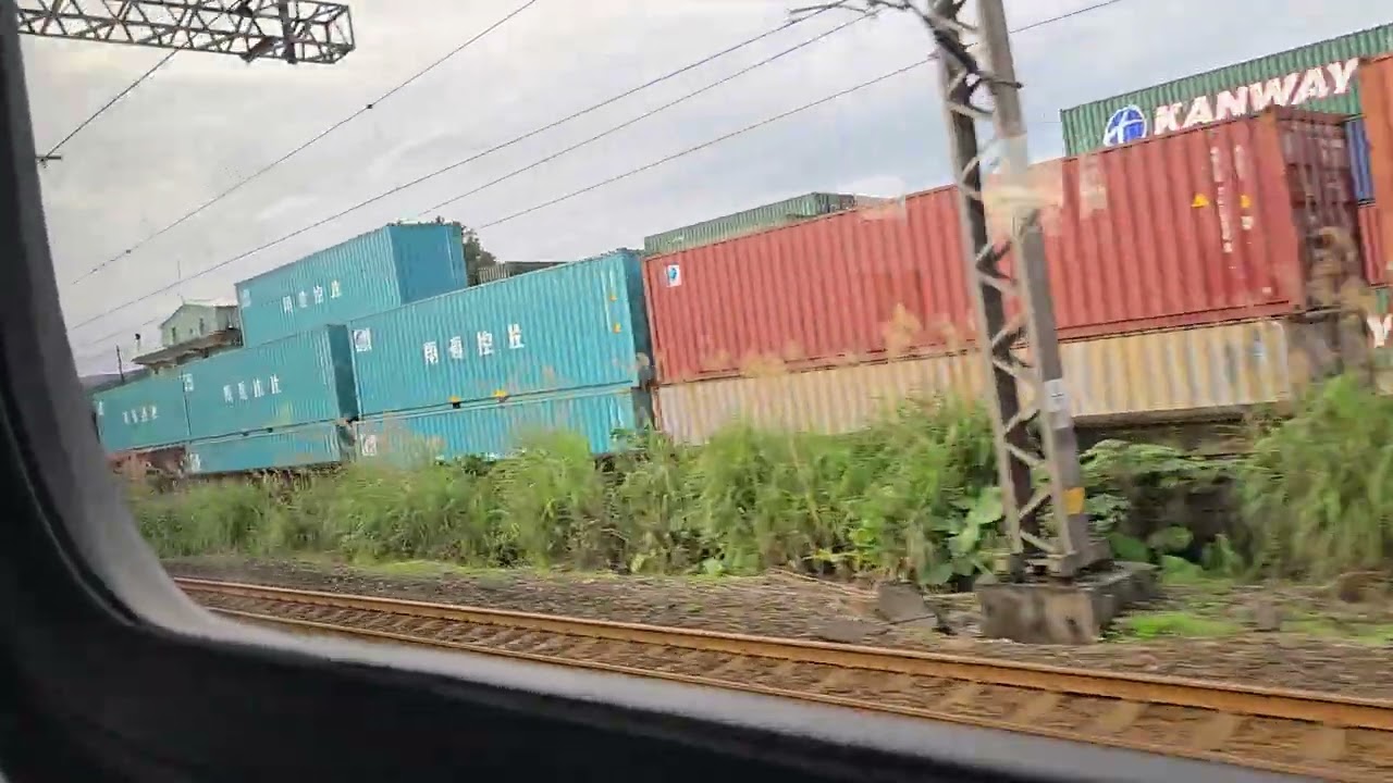 1211次瑞芳發車經由宜蘭線開往新竹的銀綠色微笑號EMU900型十輛一編組EMU941區間車，(百福火車站→五堵火車站路程景)