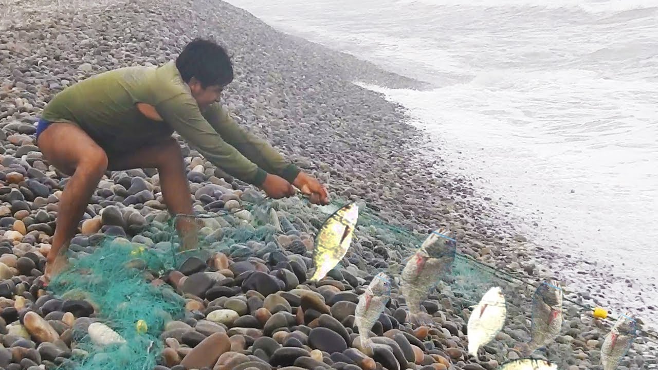 BRAVO!!... Todo un Profesional en la Pesca con Red en Mar Agitado