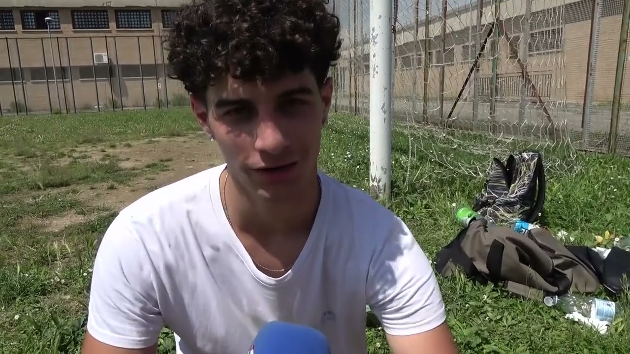 Gli studenti con il pallone al carcere di Montacuto