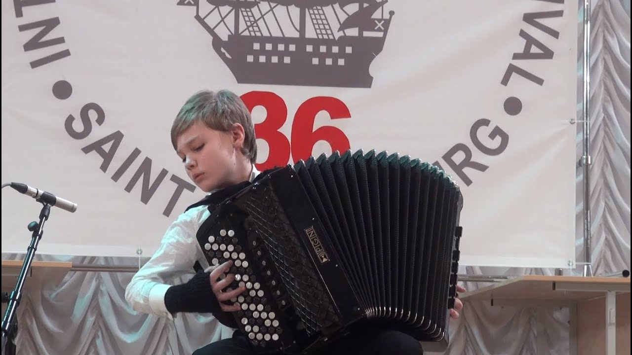 Ой да ты, калинушка (Русская народная песня). Играет Матвей Ларов.