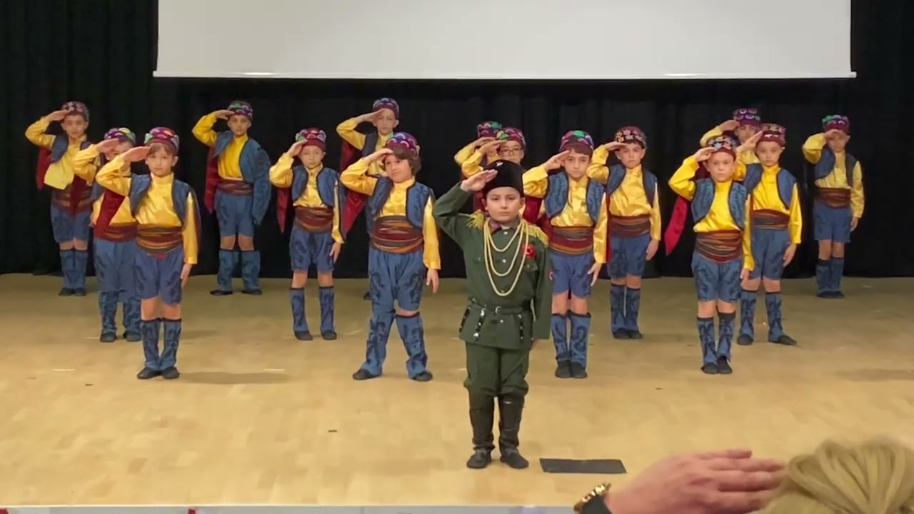 Zeybek Oyunu 23 Nisan kutlamaları Halime Hatun İlkokulu 2-C Sınıfı