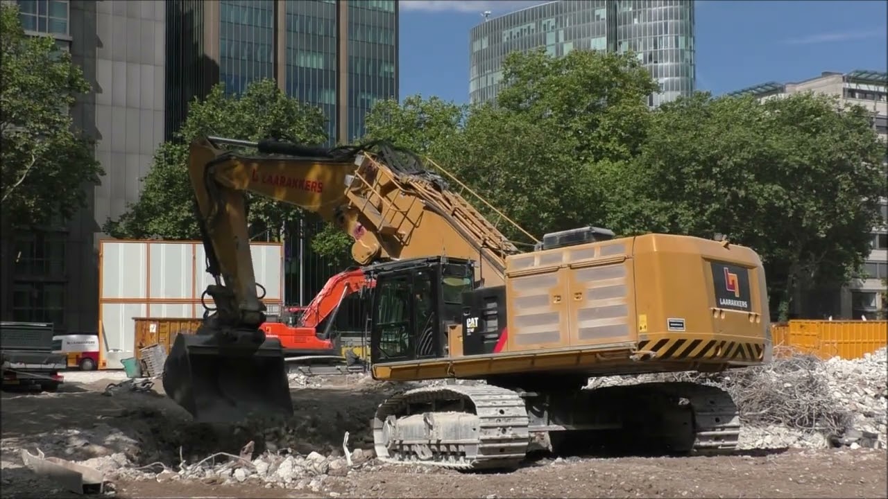 Bagger  CAT 374 F und Hitachi 890 Abriss an der Kö