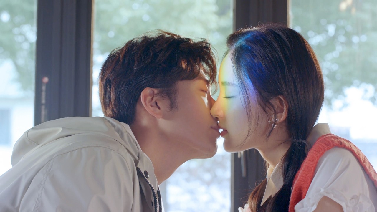 🎀【MOVIE】灰姑娘終於把霸總追到手，她當眾吻向他宣布：他是我男友 #十年三月三十日 #好看中国电视剧 #爱情