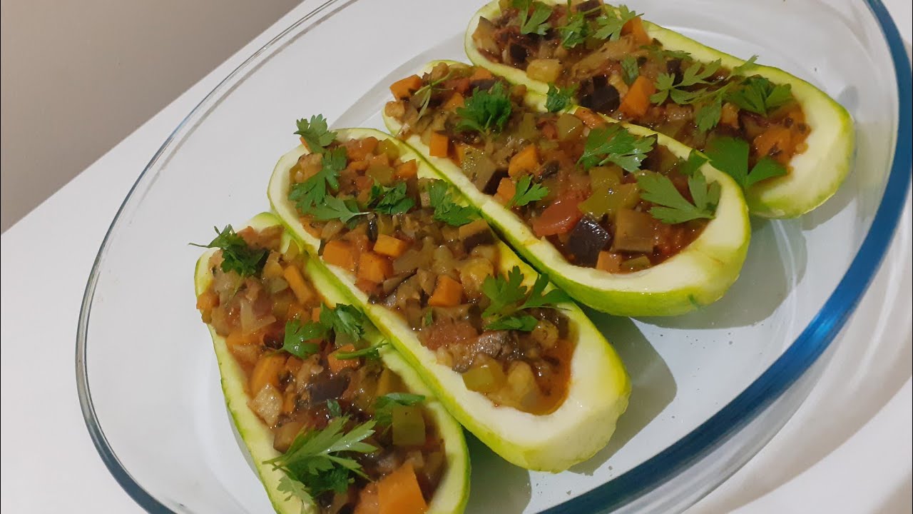Kunguj te mbushur ne furre. (Stuffed zucchini from the oven)