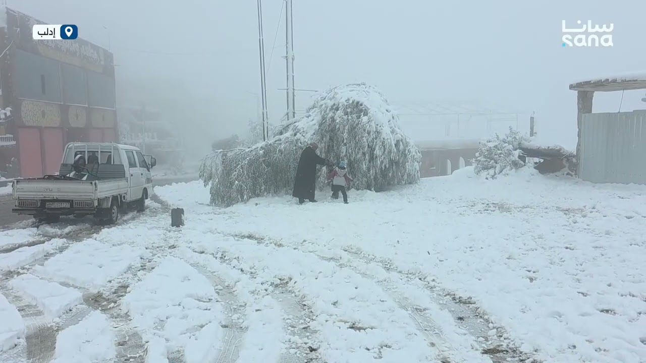 Chute de neige dans la ville d’Ariha dans les villages du mont al‑Zawiya dans la banlieue d’Idleb