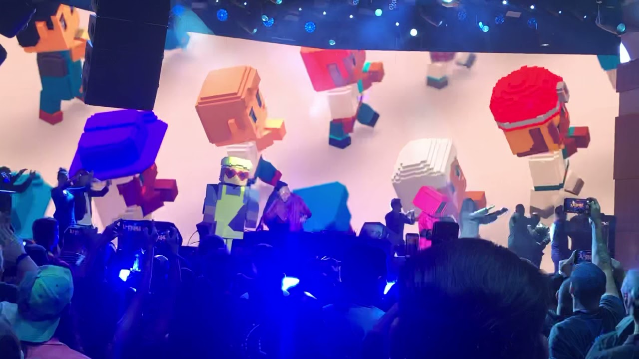 Galaverse Vox dance with Snoop Dogg and Bux