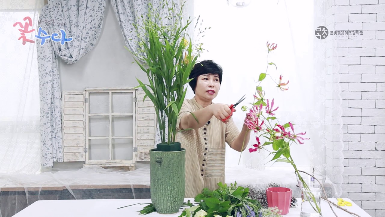 글로리오사를 이용한 성전 꽃꽂이