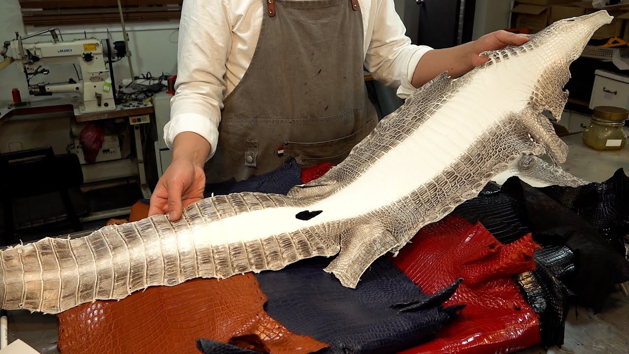 Процесс изготовления кошелька из кожи гималайского крокодила. Корейский мастер по коже крокодила.