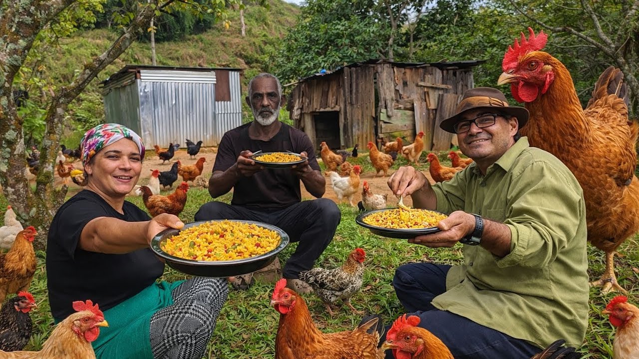 Vive solo con sus GALLINAS lejos en una MONTAÑA fuimos  a COCINAR para EL