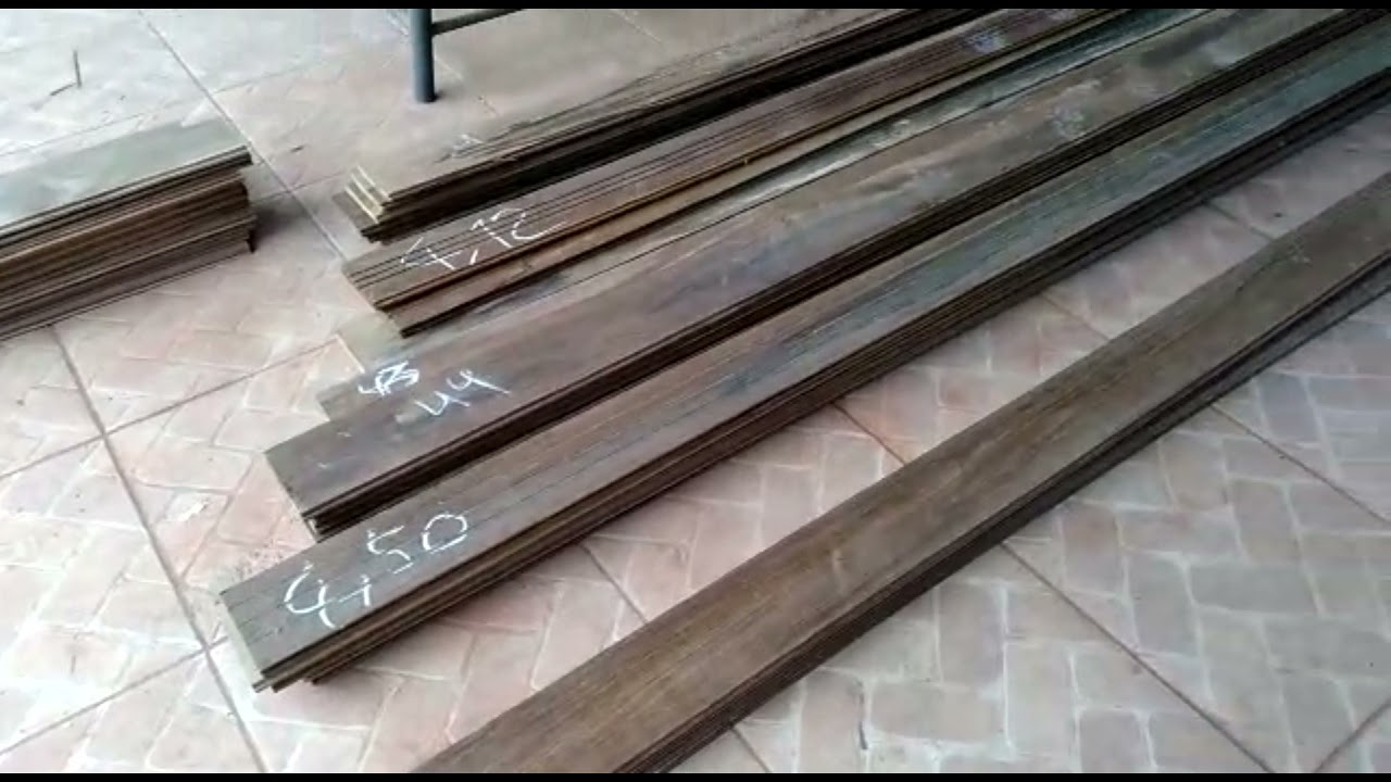 Ecco le tavole di legno, resistente all'acqua, per passare sul p&iacute;er e raggiungere la piattaforma.