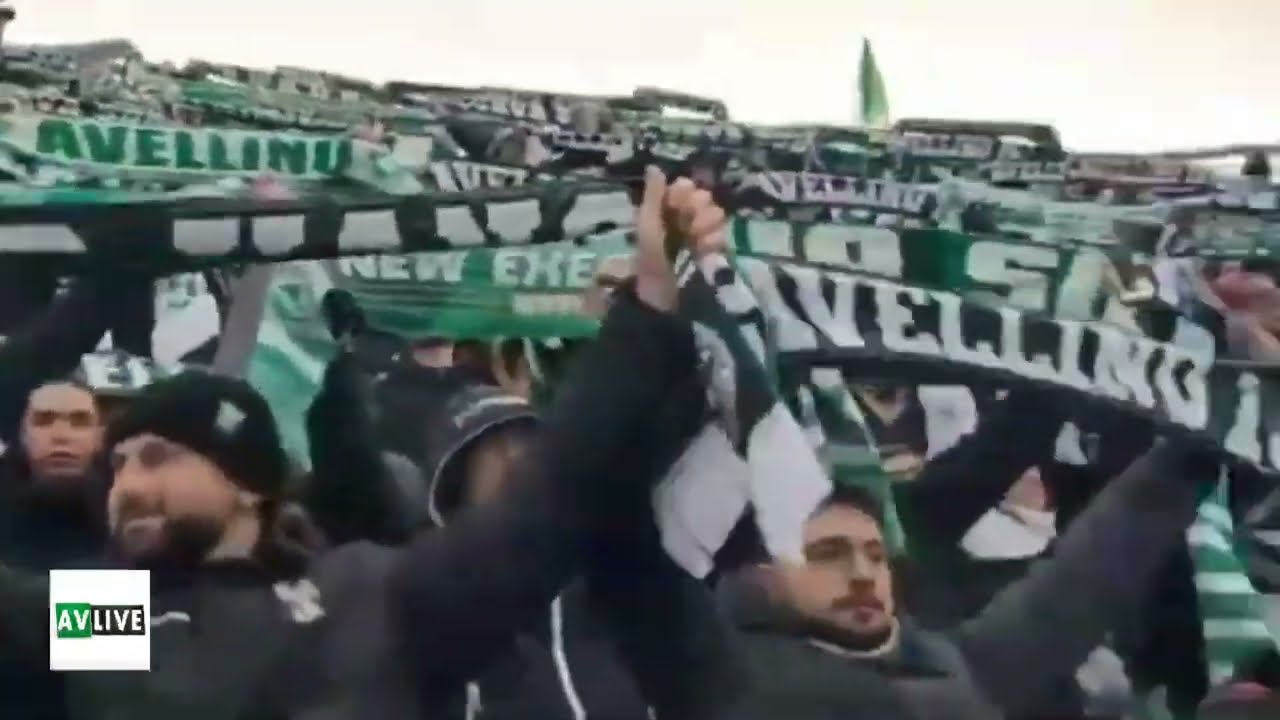 La fantastica sciarpata della Curva Sud dell'Avellino