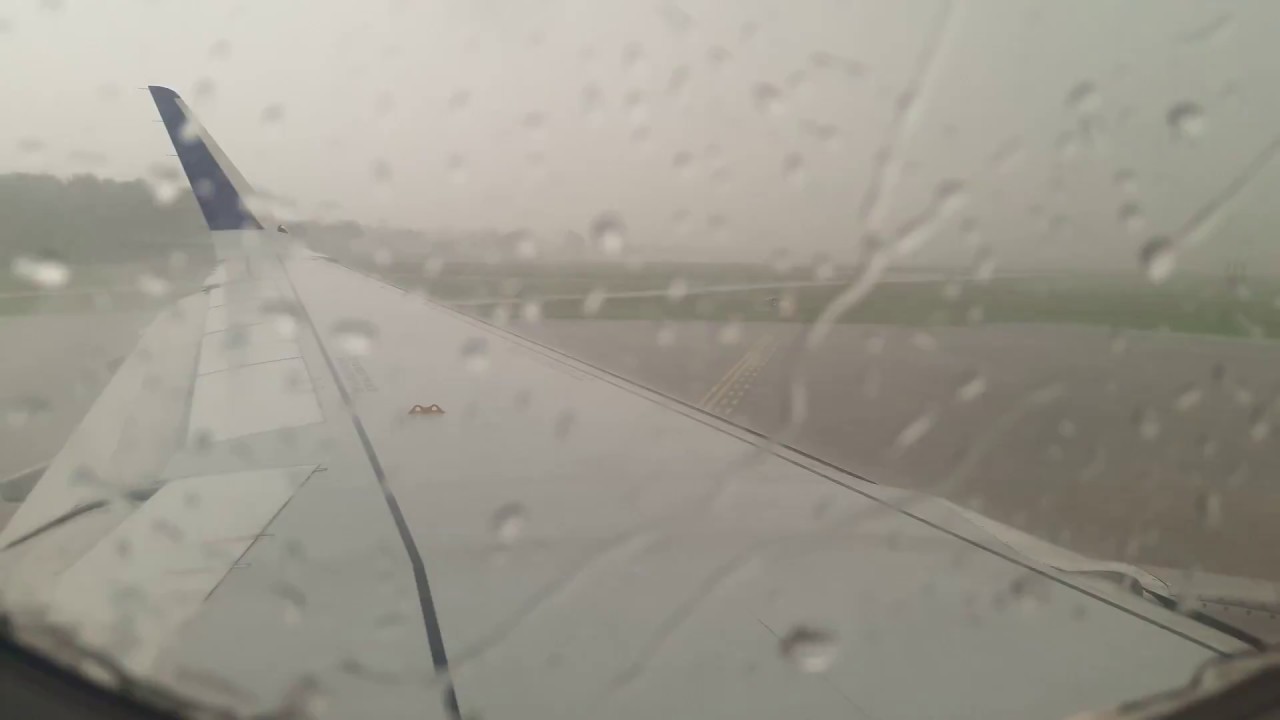 Cuaca Buruk Hujan Deras Batik Air Take Off dari Bandara Soekarno Hatta