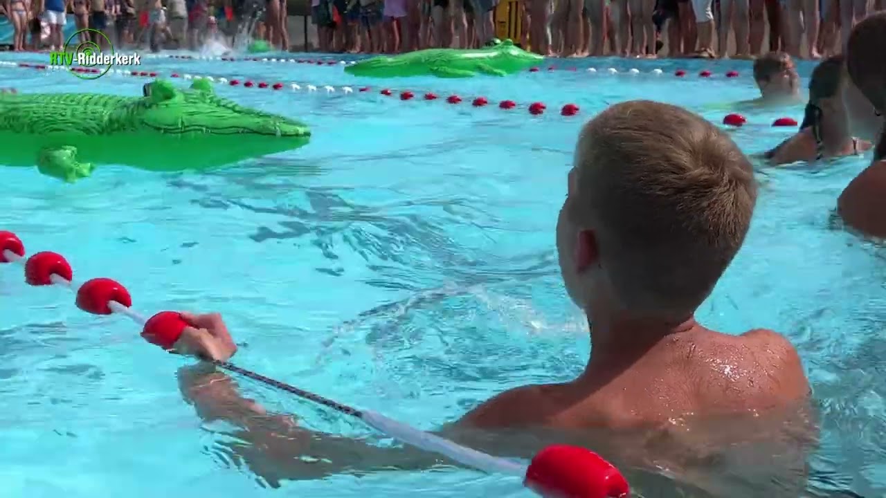 Het Krokodillenspel bij 3x2 in zwembad De Fakkel te Ridderkerk