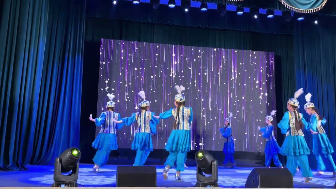 Казахскии танец . 