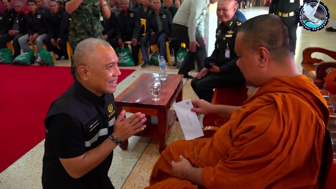 พลเอก กานต์นาท นิกรยานนท์ ผู้อำนวยการองค์การสงเคราะห์ทหารผ่านศึก มอบถุงยังชีพ