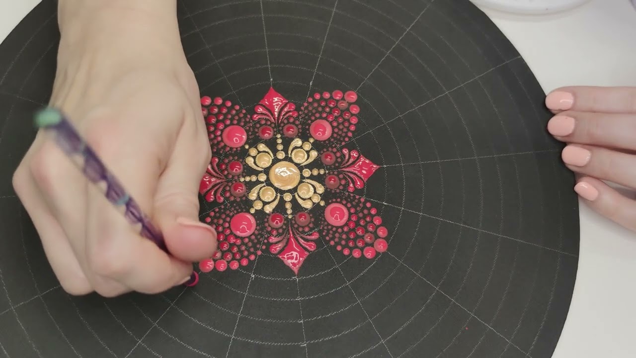 Painting Christmas themed Dot Mandala / Acrylic Dot Art