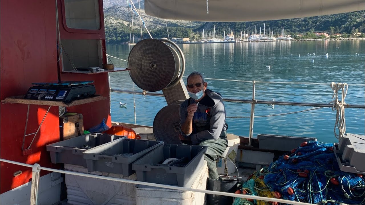 Πρωινή βόλτα στα καΐκια στο Αργοστόλι . Poseidon fishing tourism , Argostoli, Kefalonia, Greece .