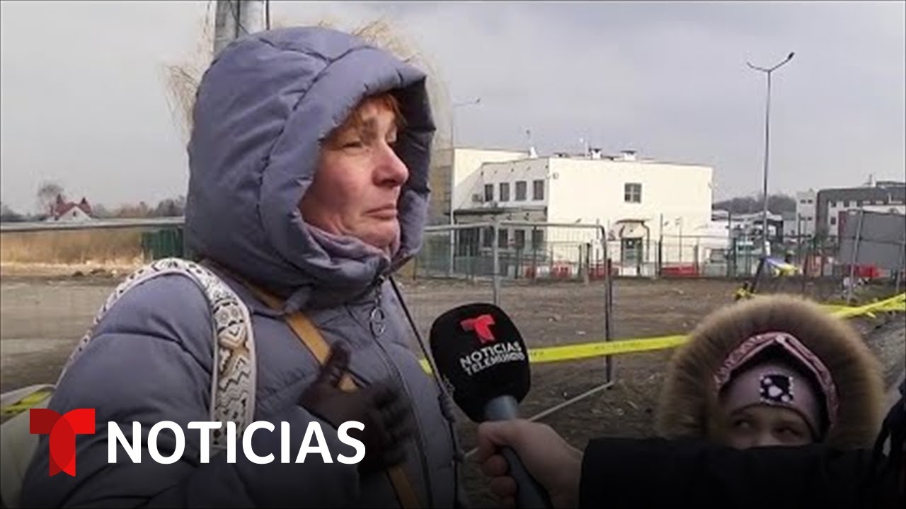 Los testimonios de refugiados que escapan a pie de la guerra | Noticias Telemundo