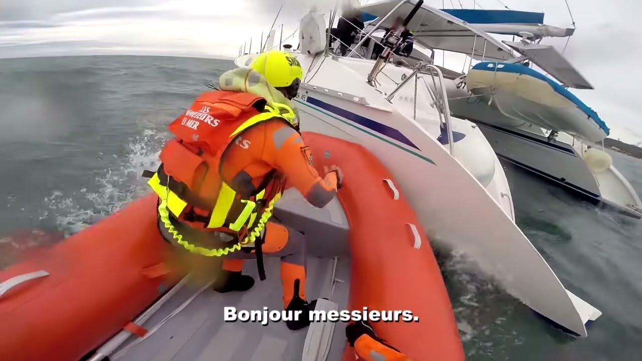 Catamaran bloqué sur des rochers