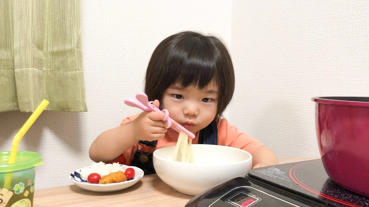 【ワイワイ晩ご飯】鍋パーティーのはずがコロッケに夢中な姉妹【ちびっこモッパン】