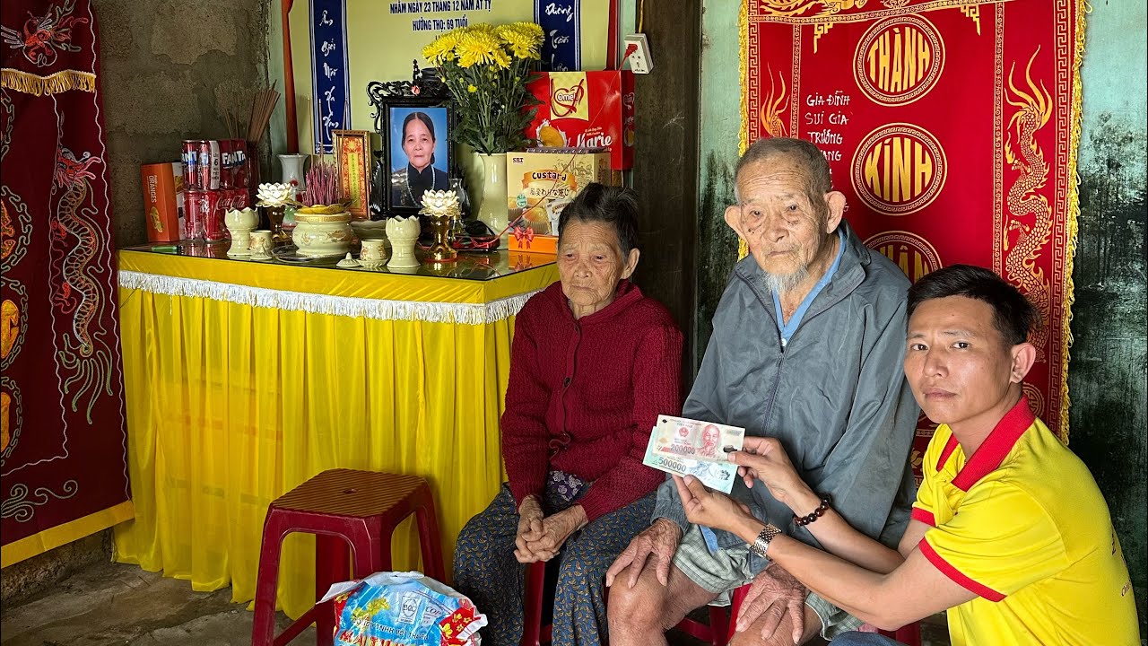 Ông Bà ngồi nhìn di ảnh của người con gái mới mất . Mà thương xót quá . 