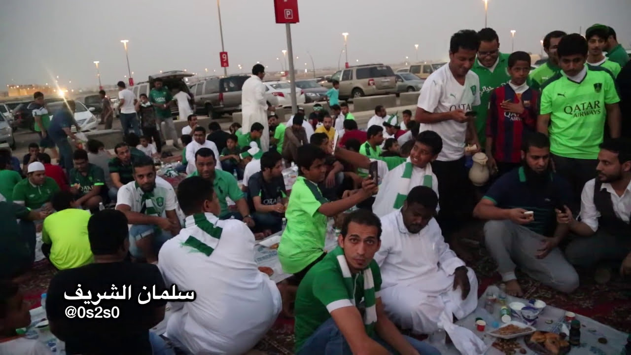 فطور جماعي من جمهور الاهلي  في ملعب الجوهرة مع الشيخ نايف الصحفي