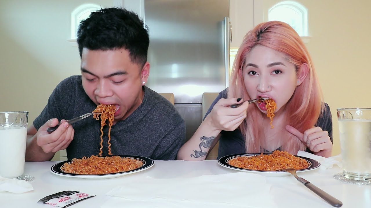 NUCLEAR FIRE NOODLE CHALLENGE || Samyang 2x spicy ramen (ft. Renz)
