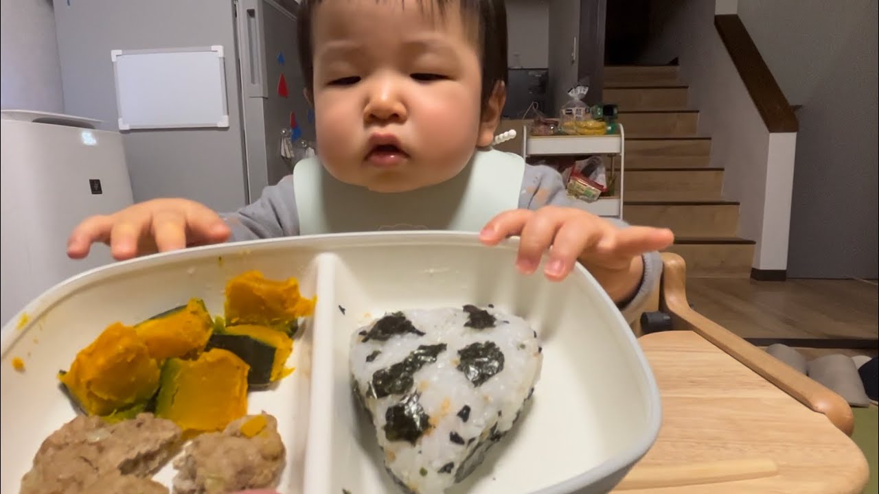 【1歳5カ月】おにぎりを食べるりっくん [1 year and 5 months old] Rikkun eating an onigiri (rice ball).