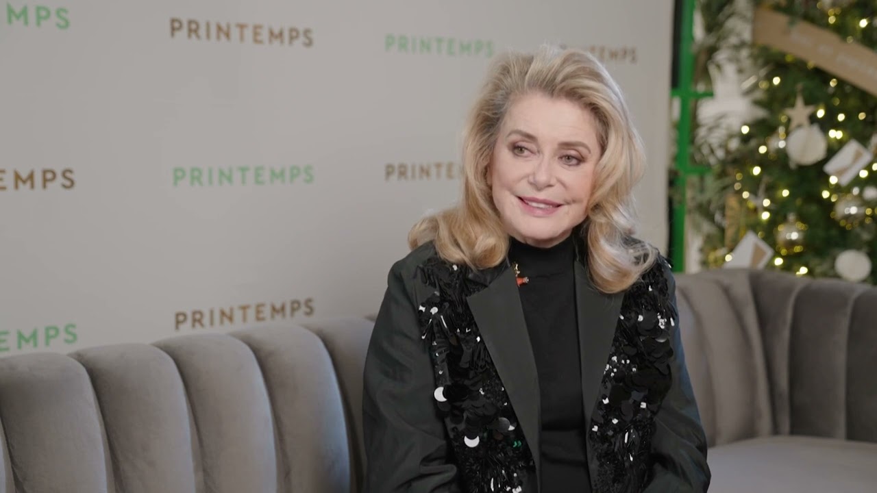 Catherine Deneuve a dévoilé les vitrines de Noël du Printemps à Paris