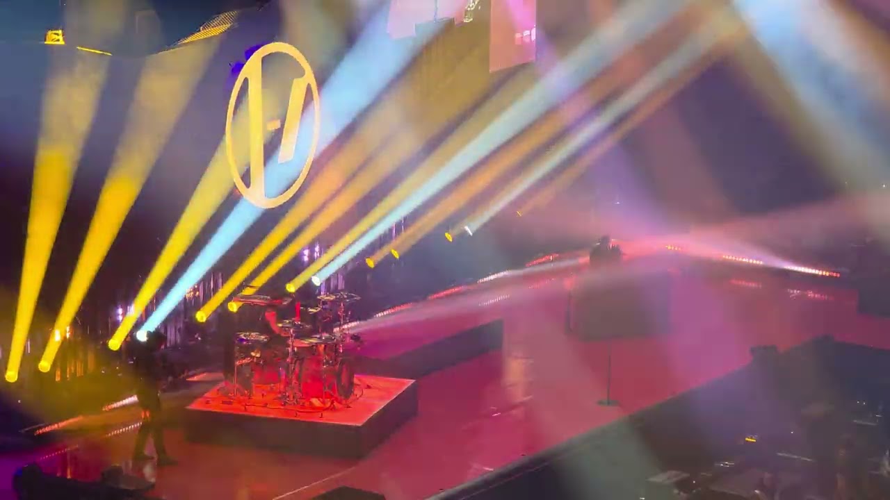 Twenty one pilots - Tear in my heart live in Vienna