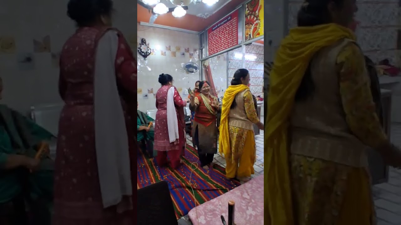 भक्ति में होली का रंग रंग ते हुए श्याम के रंग में मस्त मगन जिसको यह रंग चढ़ गया दुनिया का रंग फीका