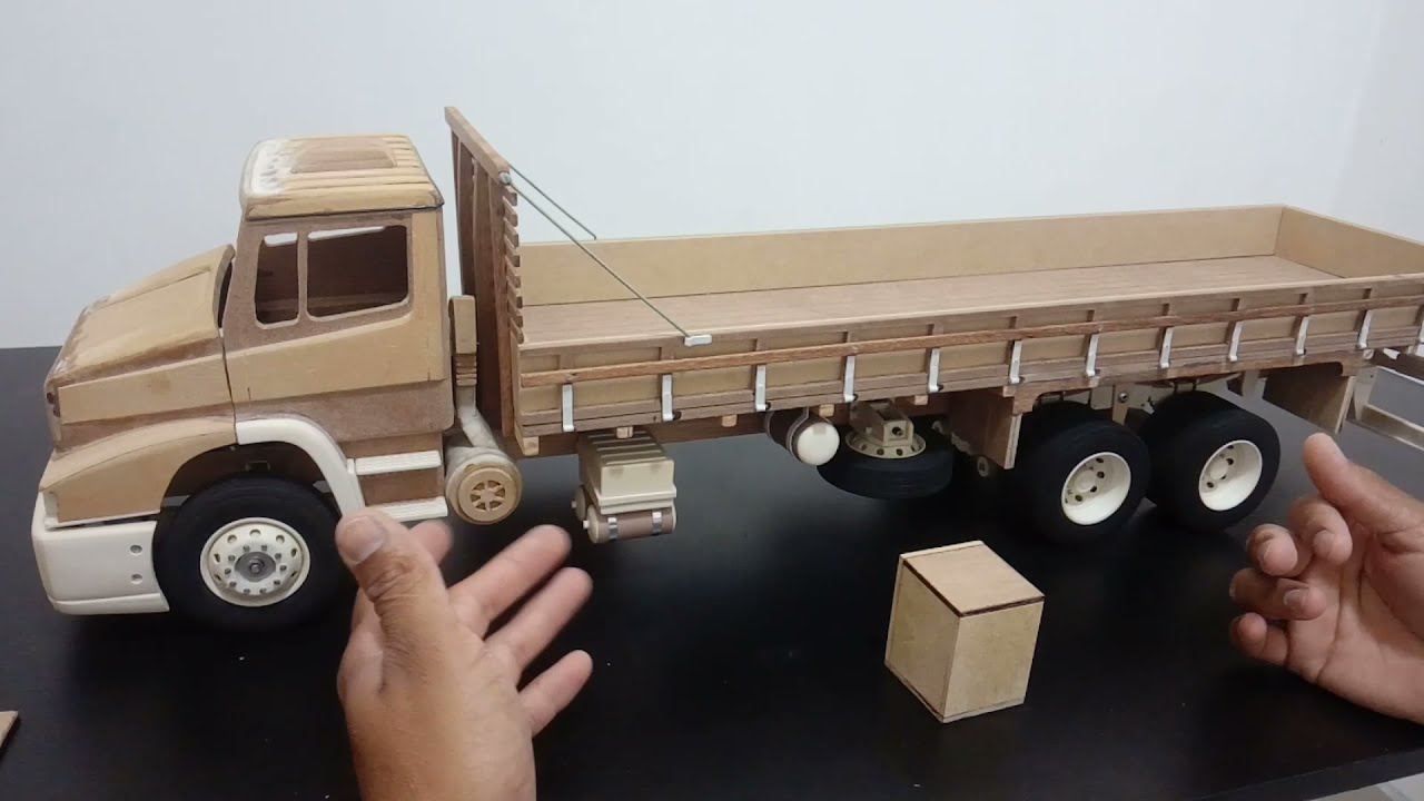 Miniatura caminhão MB 1620 escala 1/14 mais detalhes .