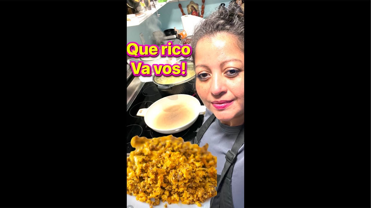 Cocinando huevos con chorizo, caldo de res con frijoles tortillas calientes a mano