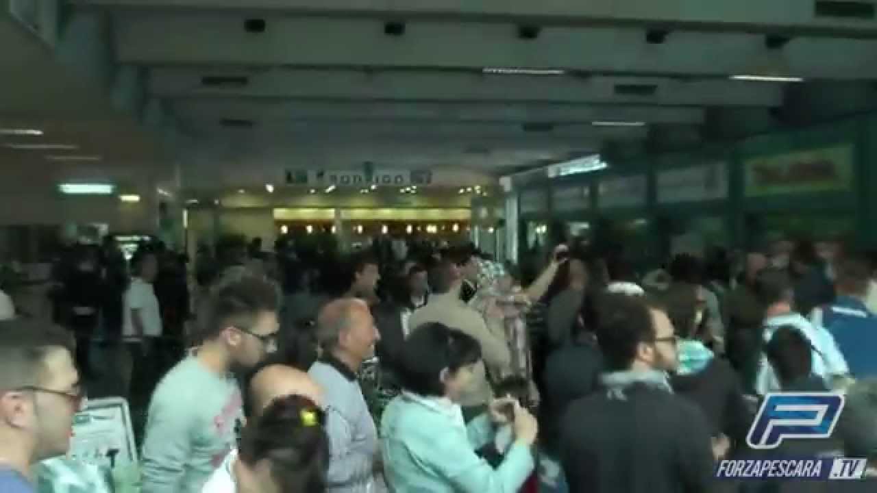 Aeroporto di Pescara, vigilia di Sampdoria-Pescara: la partenza dei biancazzurri -VIDEO-