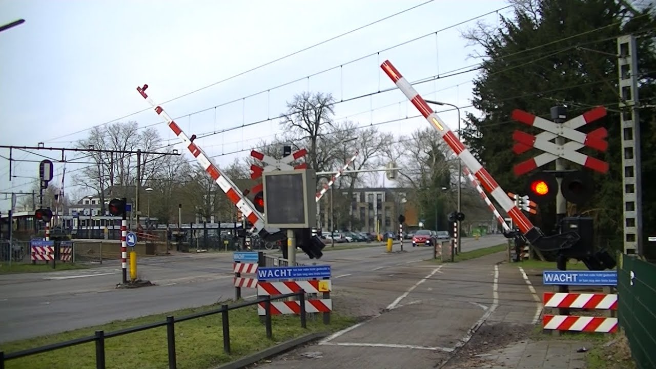 Spoorwegovergang Driebergen-Zeist // Dutch railroad crossing