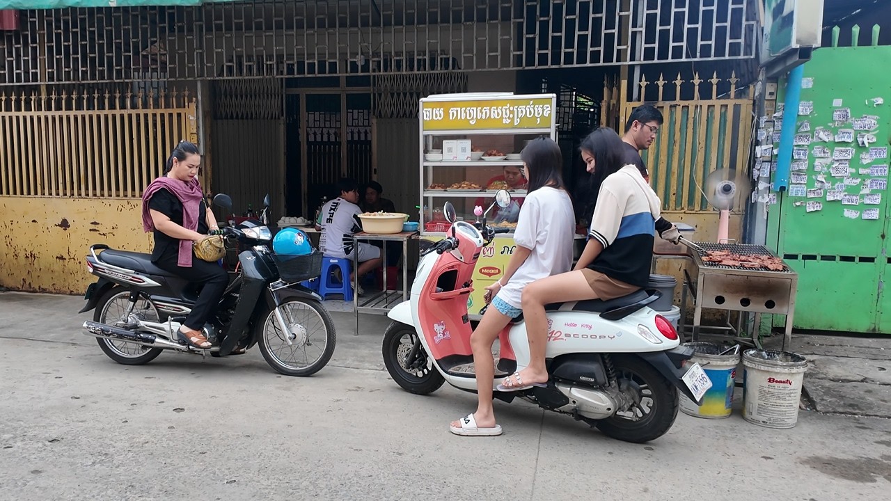 UNDER $1 BREAKFAST DAILY LIFE IN PHNOM PENH