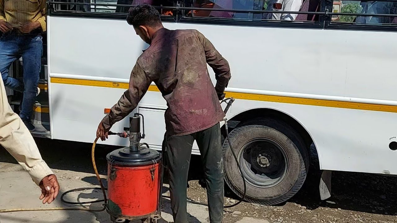 Dekhiye Bus Me Greasing Kaise Hoti Hai | देखिए बस में ग्रीसिंग कैसे होती है | How to Greasing in Bus