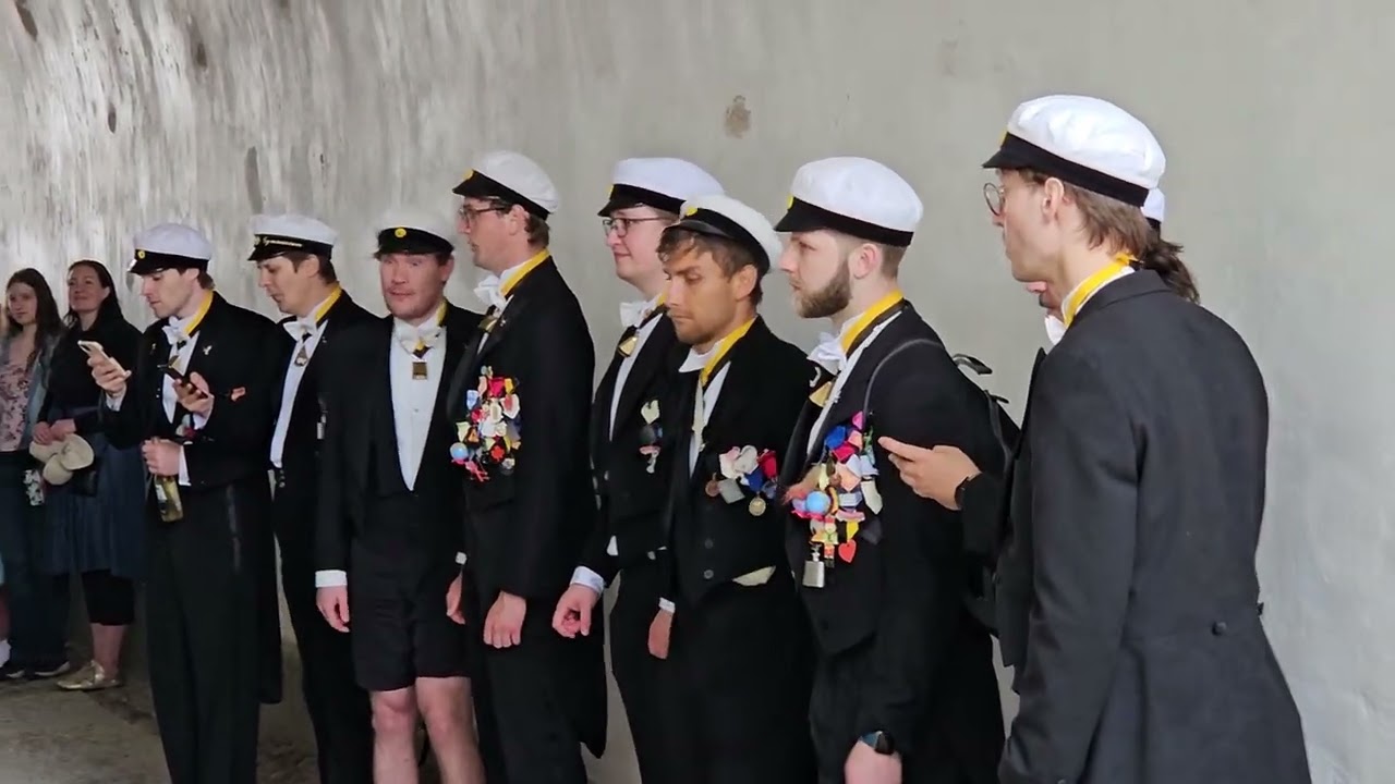 수오멘린나 섬에서 비를 피해 공연하는 합창단의 모습. A choir performing on the island of Suomenlinna, Finland.