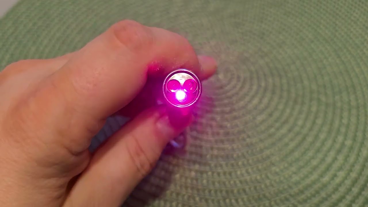 Czerwony laser i latarka