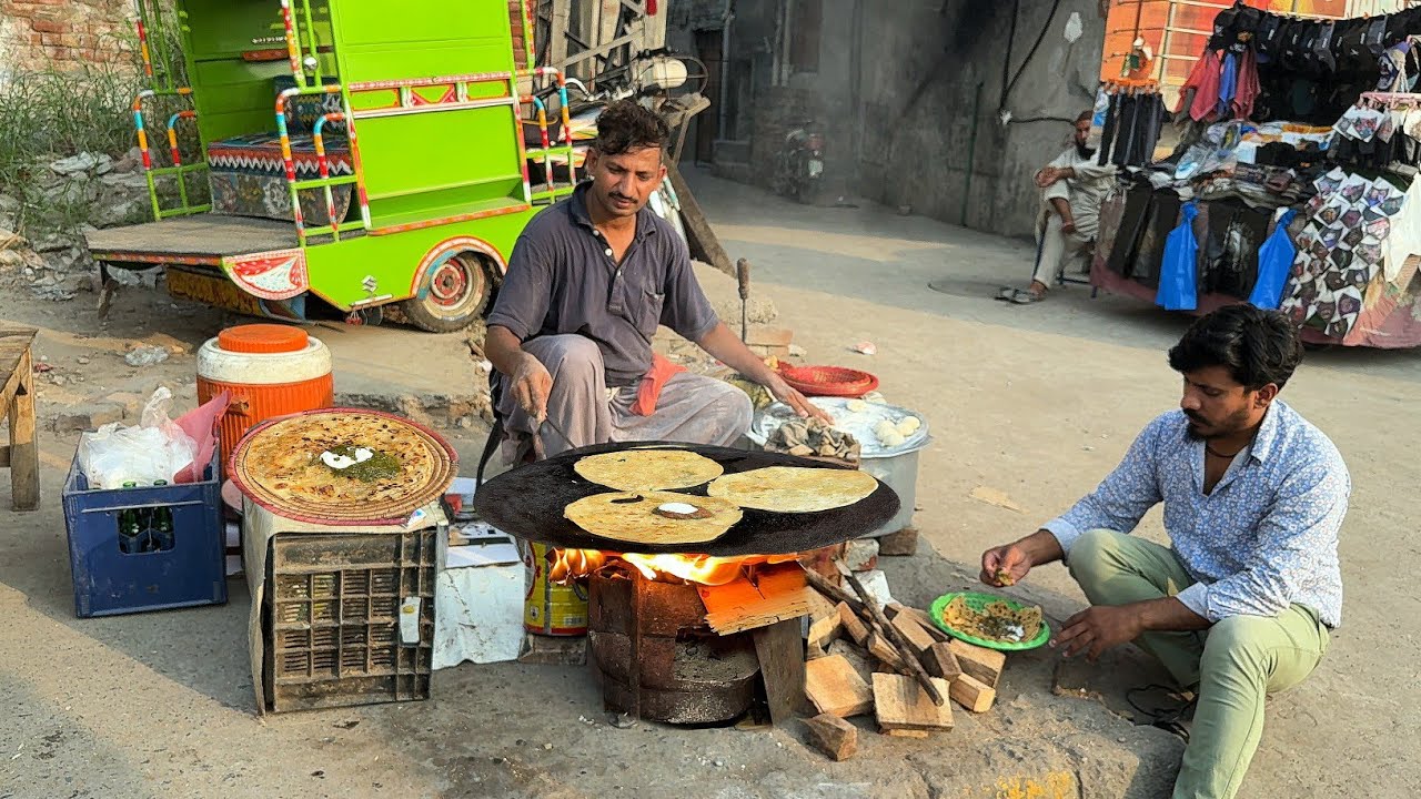 ONLY RS 70/- 🤫 PURE DESI PUNJABI FOOD ALOO PARATHA SAAG MAKHAN | ASIAN STREET FOOD LAHORE PAKISTAN